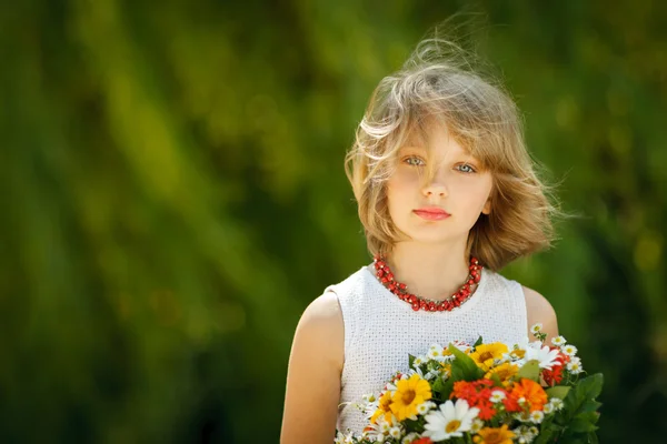 Meisje met bos bloemen — Stockfoto