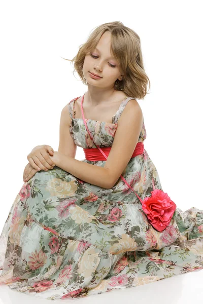 Κοπέλα φορώντας το φόρεμα από σιφόν — Φωτογραφία Αρχείου