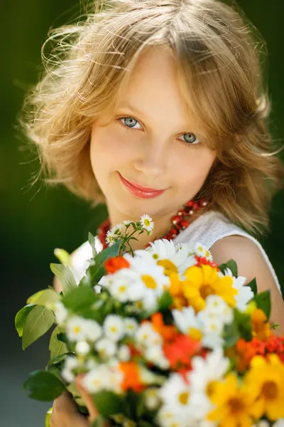 Smiling girl with bunch of wildflowers — Stock Photo, Image