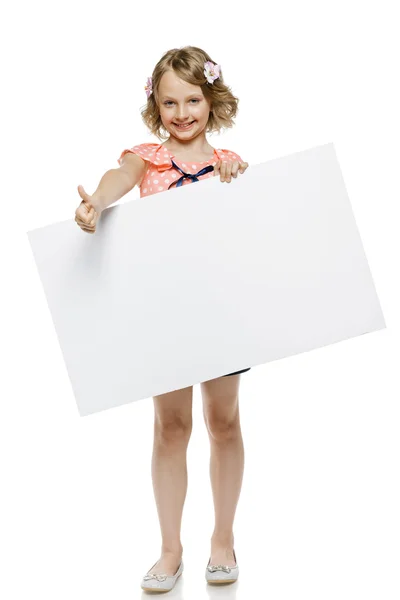 Menina em roupas de verão segurando branco quadro — Fotografia de Stock