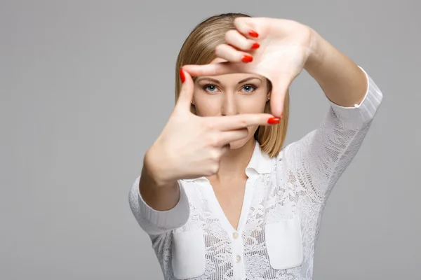 Mulher fazendo moldura com as mãos — Fotografia de Stock