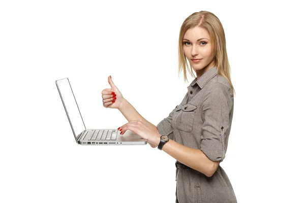 Mujer con el ordenador portátil mostrando el pulgar hacia arriba signo — Foto de Stock