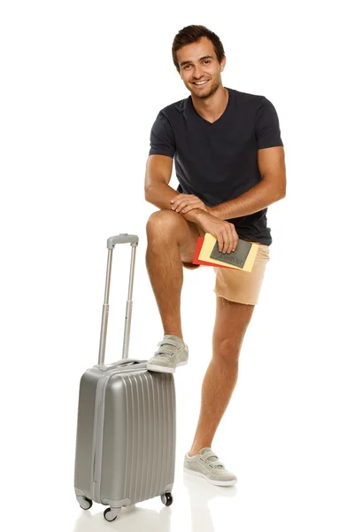 Молодой мужчина с серебряным чемоданом — стоковое фото