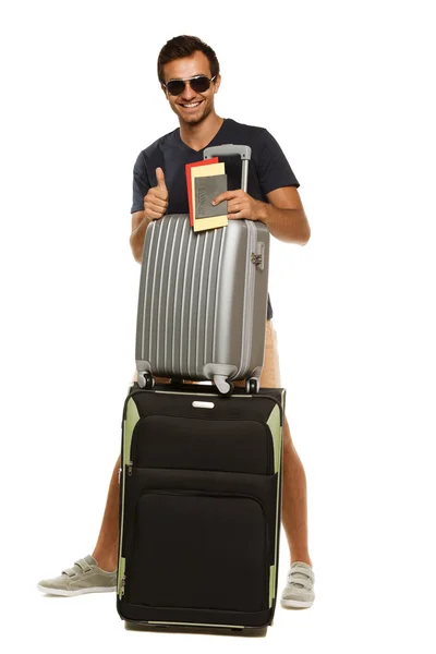 Jovem bronzeado masculino de pé com malas, bilhetes e passaporte — Fotografia de Stock
