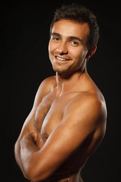 Joven muscular sonriente macho — Foto de Stock