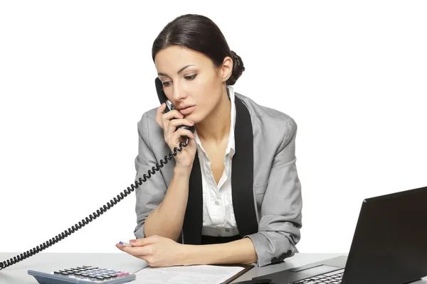 Mujer de negocios mirando la pantalla del ordenador portátil — Foto de Stock