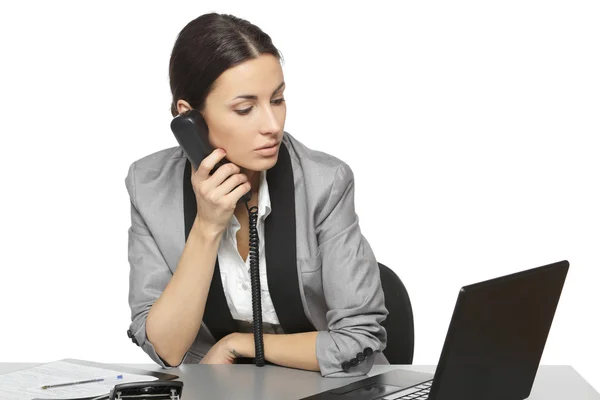 Biznes kobieta patrząc w ekran laptopa — Zdjęcie stockowe