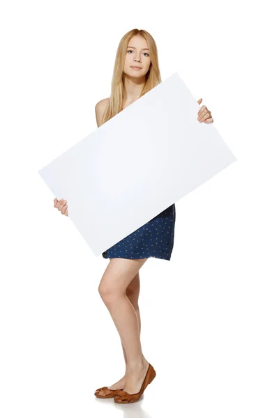 Joven mujer sosteniendo banner en blanco — Foto de Stock