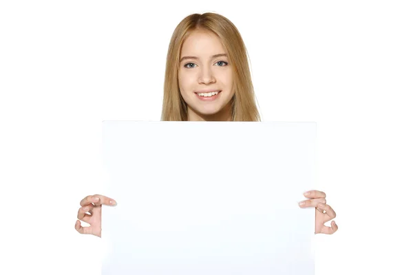 Lachende tiener meisje houdt van leeg Witboek — Stockfoto