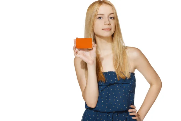 Joven sonriente hembra sosteniendo tarjeta de crédito en blanco — Foto de Stock