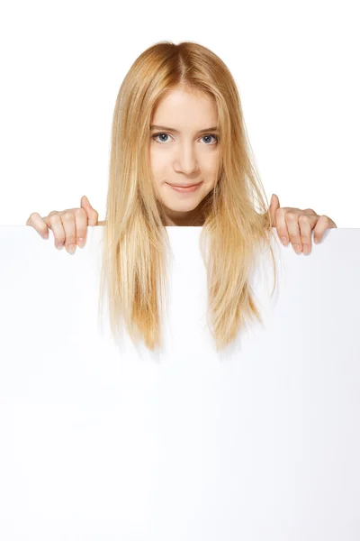 Hermosa adolescente sonriendo mostrando pancarta blanca en blanco — Foto de Stock