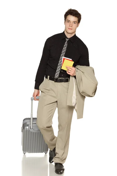 Hombre de negocios caminando con su bolsa de carrito — Foto de Stock