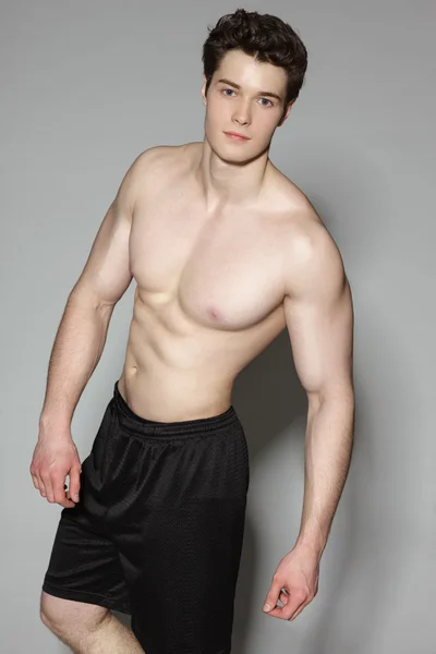 Jovem muscular esportes homem — Fotografia de Stock