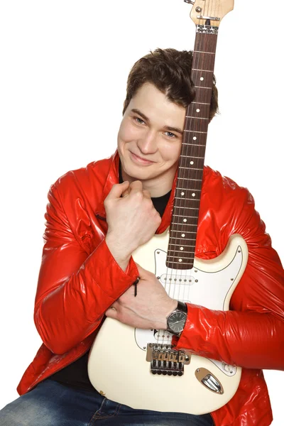 Hombre sintiéndose feliz mientras abraza su guitarra eléctrica blanca —  Fotos de Stock