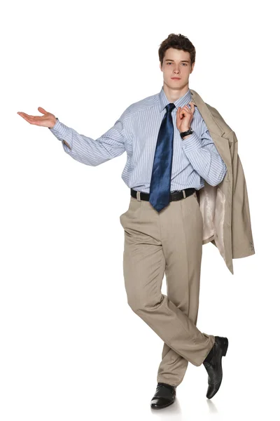 Молодой бизнесмен держит костюм на плече приветствуя — стоковое фото