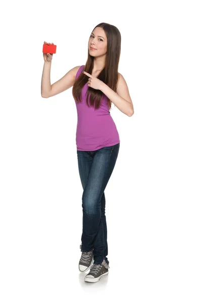 Jovem adolescente feminino mostrando cartão de crédito em branco — Fotografia de Stock