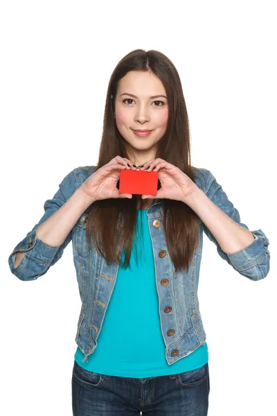 Remaja muda perempuan menunjukkan kartu kredit kosong — Stok Foto