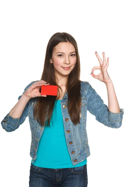 Молода дівчина-підліток показує порожню кредитну картку — стокове фото