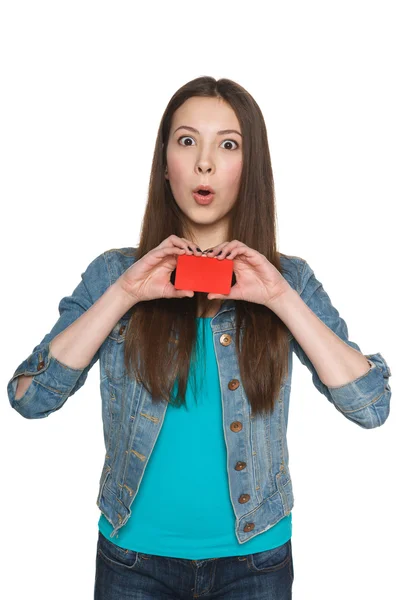 Jonge vrouwelijke bedrijf leeg creditcard verrast — Stockfoto
