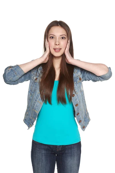 Überraschte Frau hält Kopf in den Händen — Stockfoto