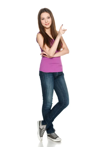 Teen flicka pekar på sidan vid tom kopia utrymme — Stockfoto