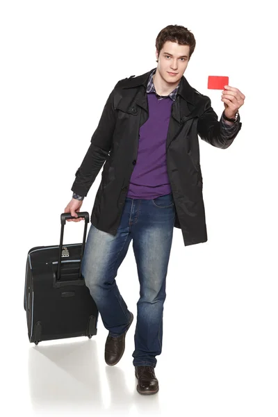 Turista masculino mostrando cartão de crédito em branco — Fotografia de Stock