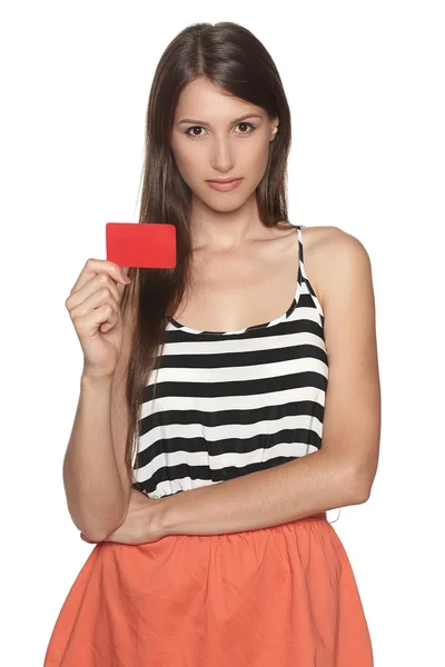 Mujer joven calma mostrando tarjeta de crédito en blanco — Foto de Stock