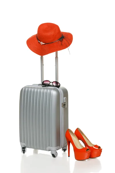 Срібна валіза з червоним солом'яним капелюхом та взуттям — стокове фото