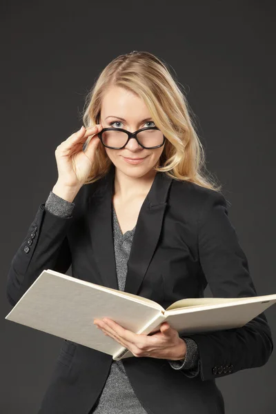 Kvinna i kostym med en bok — Stockfoto