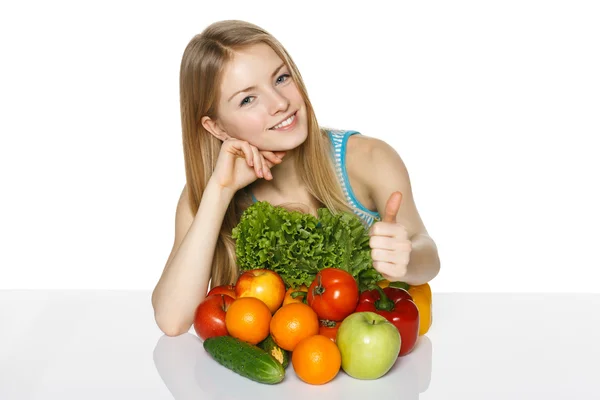 Lány ül a zöldségek és gyümölcsök — Stock Fotó