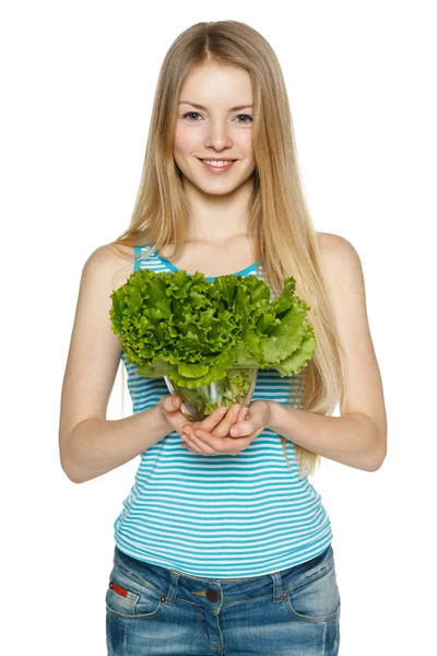 Жінка тримає листя салату — стокове фото