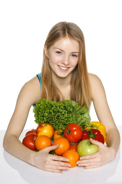 Дівчина обіймає овочі та фрукти — стокове фото
