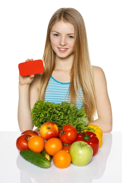 Giovane seduta femminile con frutta e verdura — Foto Stock