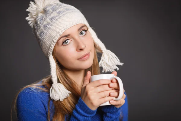 Donna invernale indossa abiti invernali caldi — Foto Stock