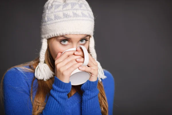 Woman wearing warm winter clothing drinking tea — Stock Photo, Image