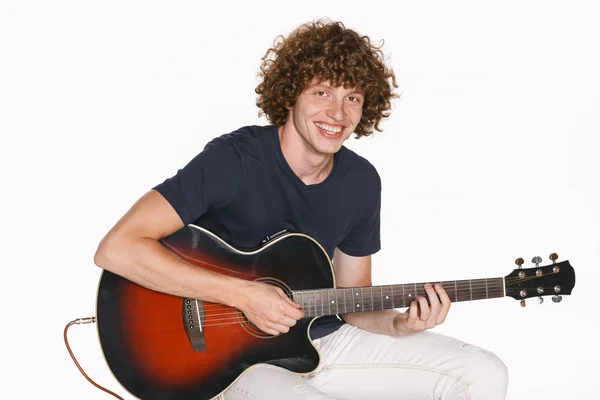 Músico masculino con su guitarra acústica —  Fotos de Stock