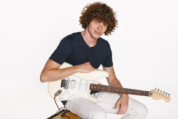 Redheaded male musician with his electric guitar — Stock Photo, Image