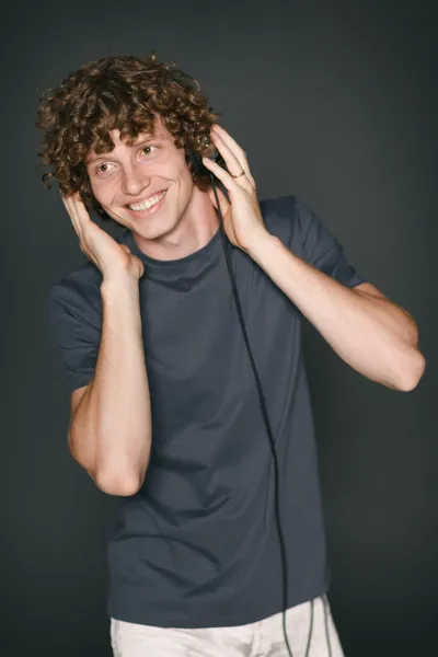 Lächelnder rothaariger Mann mit Kopfhörern — Stockfoto