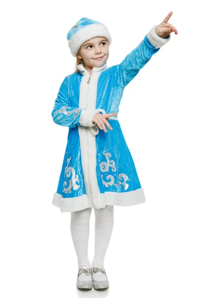 Маленькая девочка-снегурочка, указывающая в сторону — стоковое фото