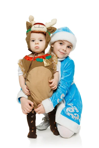 Zwei Geschwister in Weihnachtskostümen — Stockfoto