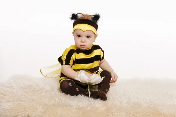 Bebé oído traje de abeja sentado en el suelo — Foto de Stock