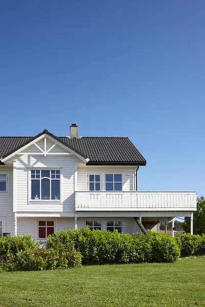 Moderne witte houten huis in Noorwegen — Stockfoto