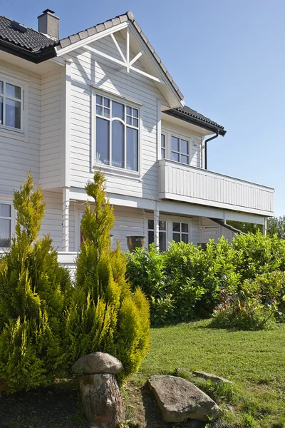 Moderne witte houten huis in Noorwegen — Stockfoto