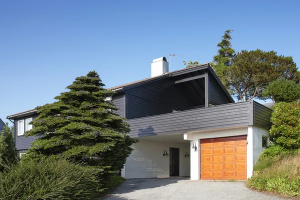 Moderna casa de madera con garaje en Noruega, día de verano — Foto de Stock