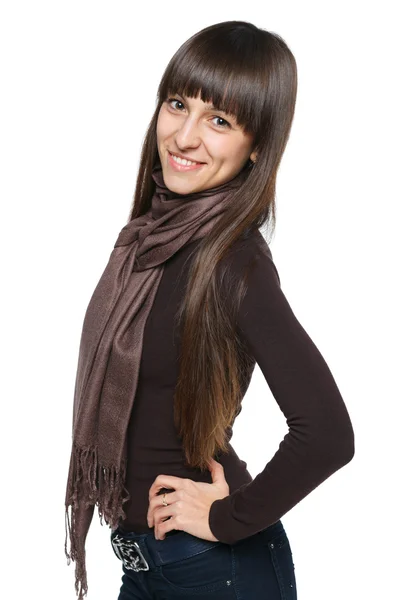 Повсякденна усміхнена брюнетка жінка в шарфі — стокове фото