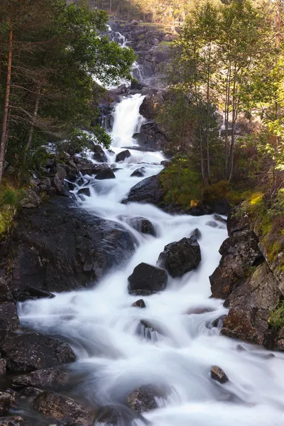 Langfoss-Wasserfall, Norwegen — Stockfoto