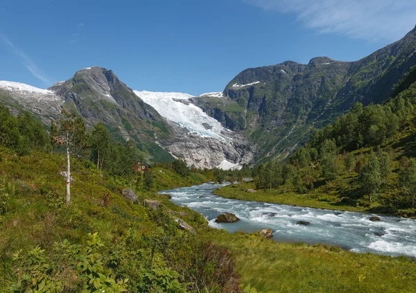 Horská řeka tvoří meltwater ledovec — Stock fotografie