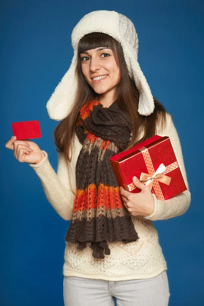 Winter woman with red gift box and credit card — Stock Photo, Image