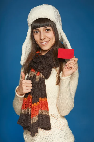 Zimní žena hospodářství kreditní karta — Stock fotografie