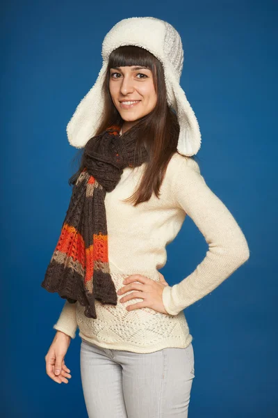 Winter vrouw in warme kleding — Stockfoto